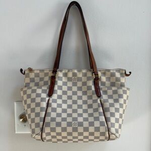 Louis Vuitton Elegant Checkered Tote Bag
